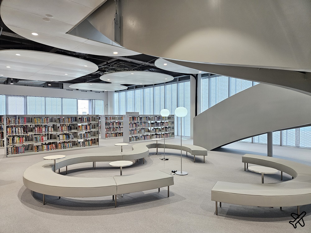2026台中景點 台中綠美圖 結合美術館與圖書館的白色漂浮盒子
