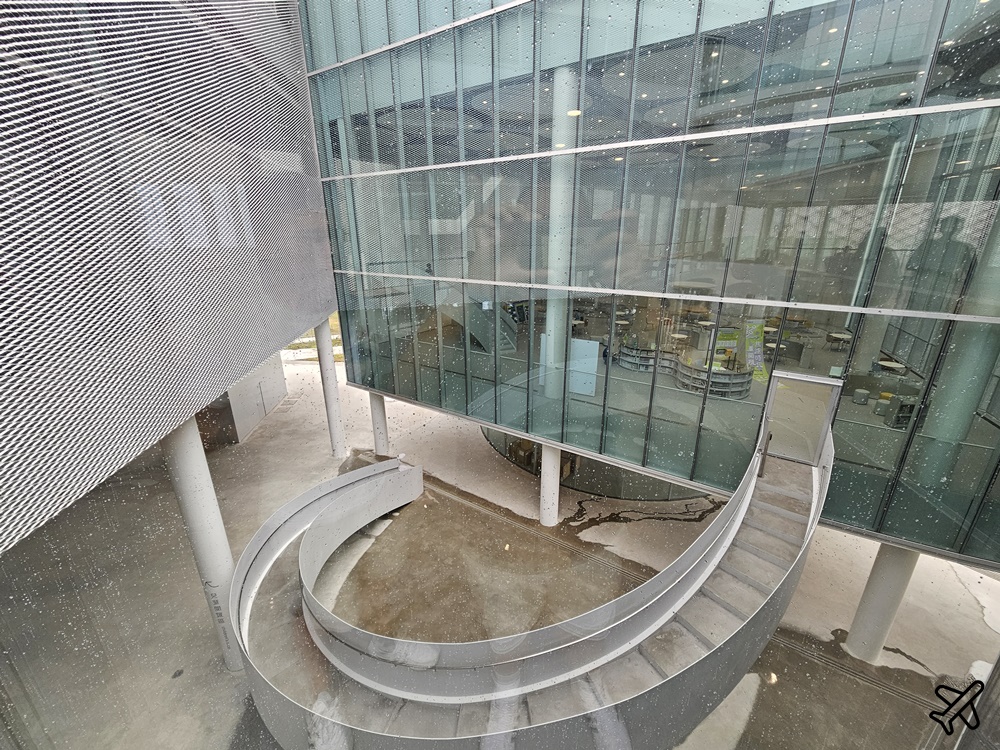 2026台中景點 台中綠美圖 結合美術館與圖書館的白色漂浮盒子