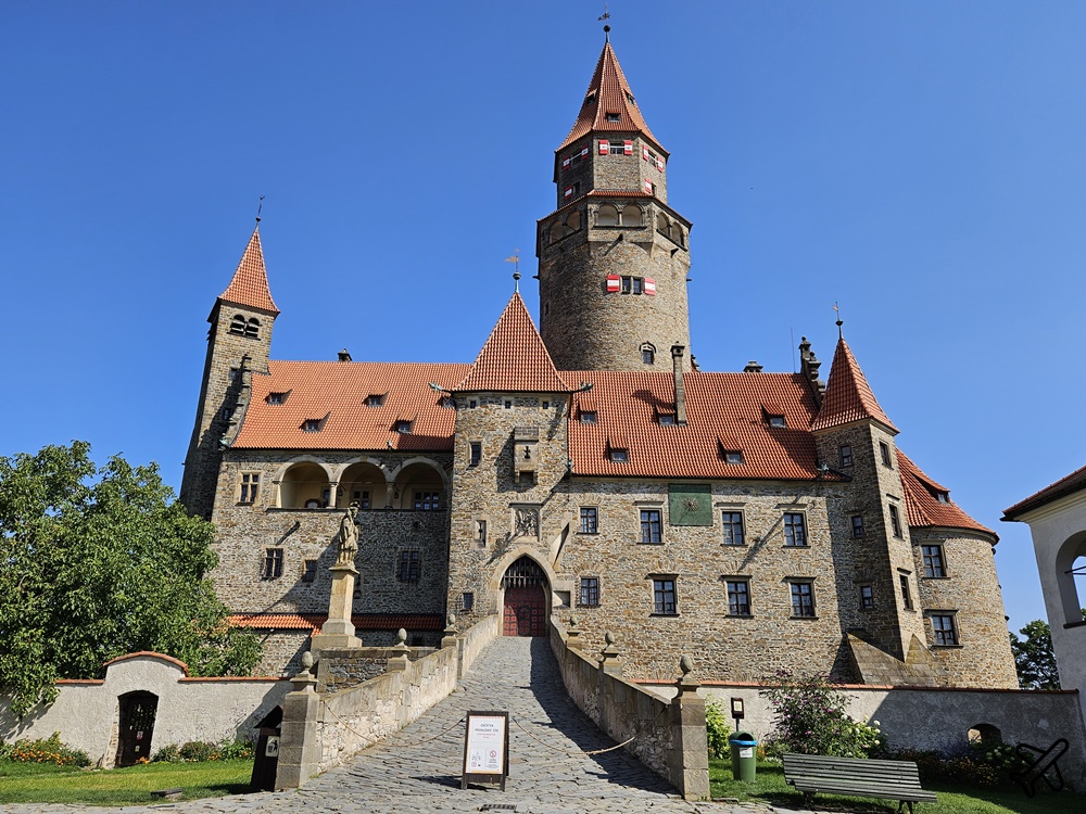 捷克旅遊 布佐夫城堡 Bouzov Castle 中世紀風格城堡 捷克景點推薦 捷克旅遊 布佐夫城堡 Bouzov Castle 中世紀風格城堡 捷克景點推薦