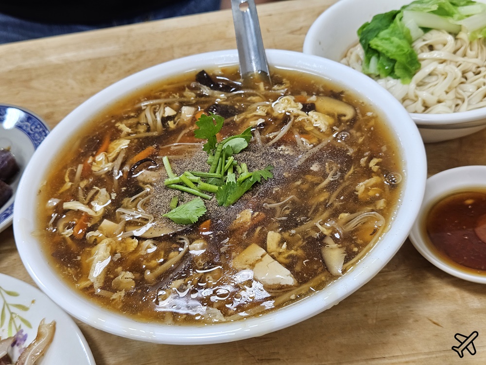 台中美食 盛東餃子館 樸實乾麵、酸辣湯好喝 東勢美食推薦