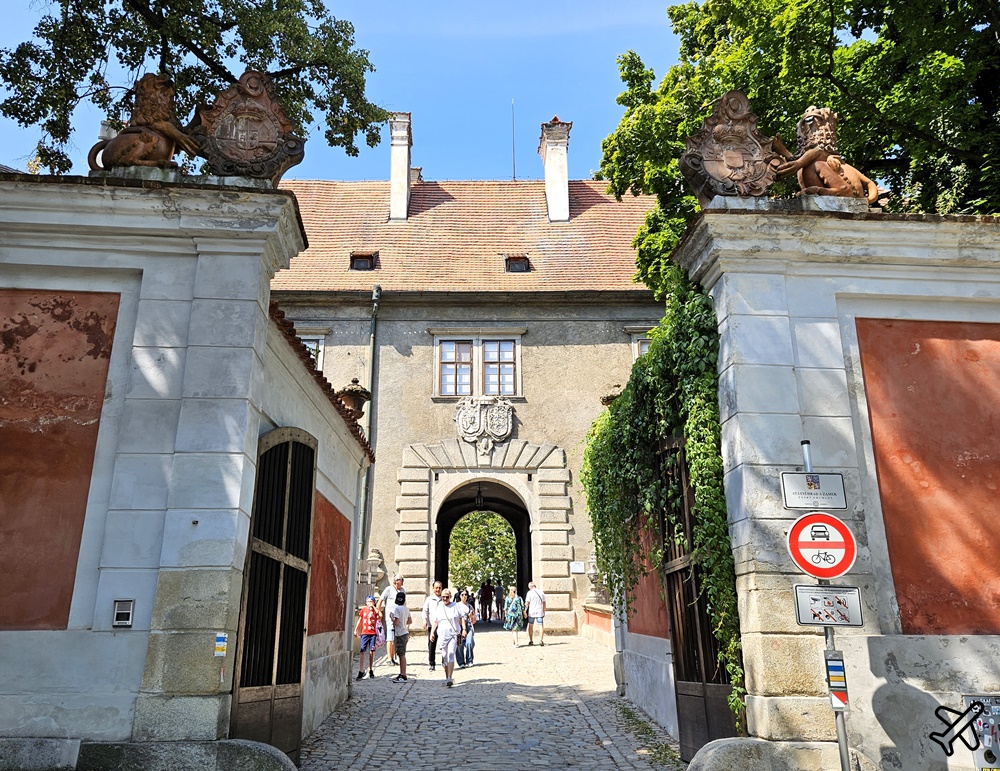 捷克旅遊 庫倫諾夫景點 捷克浪漫小鎮散步一日遊 庫倫洛夫城堡、城堡塔、斗篷橋