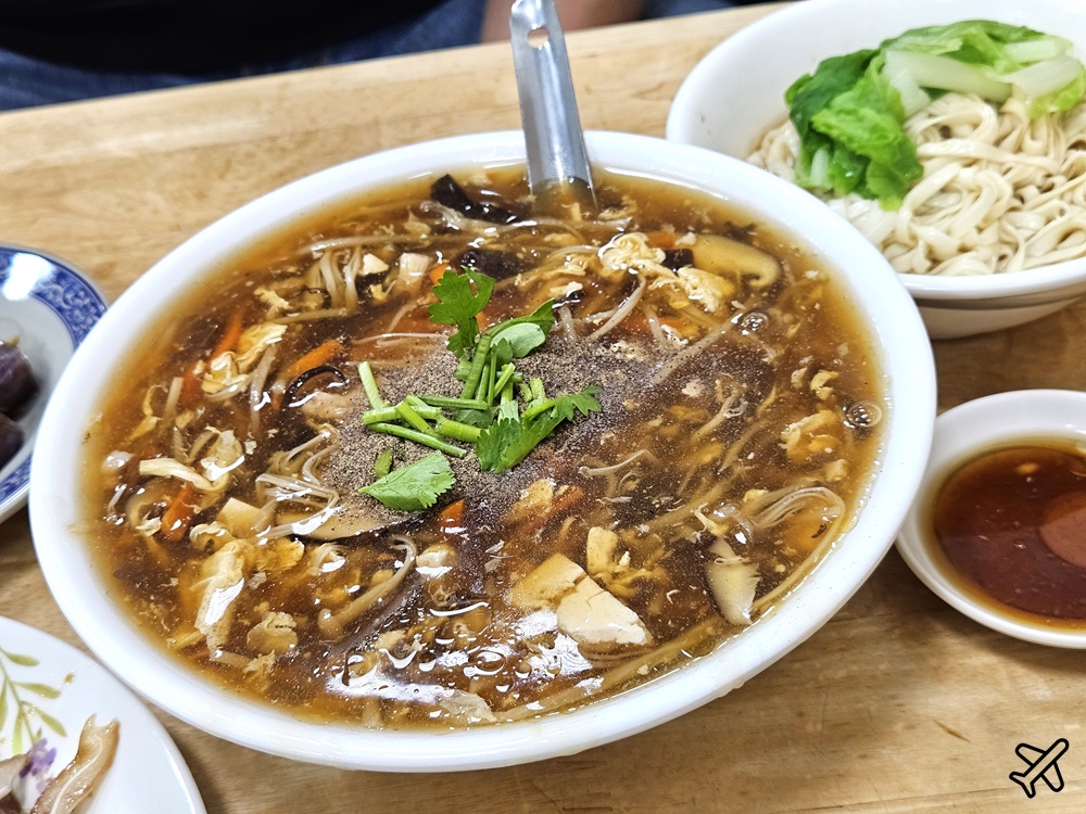 台中美食 盛東餃子館 樸實乾麵、酸辣湯好喝 東勢美食推薦 @AJ的旅行地圖