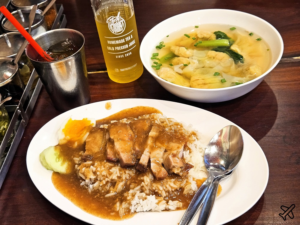 曼谷美食 脆皮燒肉飯 Bamee Kon Sae Lee Thong Lo