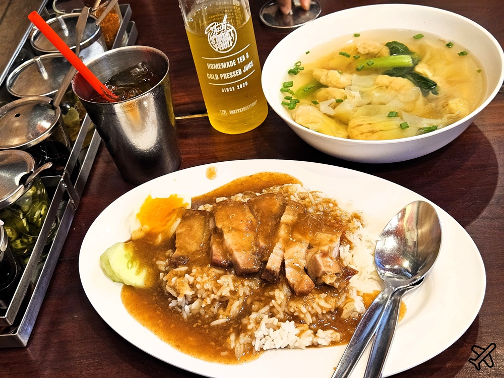 曼谷美食 脆皮燒肉飯 Bamee Kon Sae Lee Thong Lo @AJ的旅行地圖