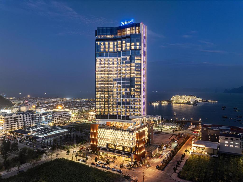 2026越南旅遊 下龍灣麗笙藍標飯店 / 下龍灣海星飯店 Radisson Blu HaLong Bay 早餐、泳池 2026越南旅遊 下龍灣麗笙藍標飯店 / 下龍灣海星飯店 Radisson Blu HaLong Bay 早餐、泳池