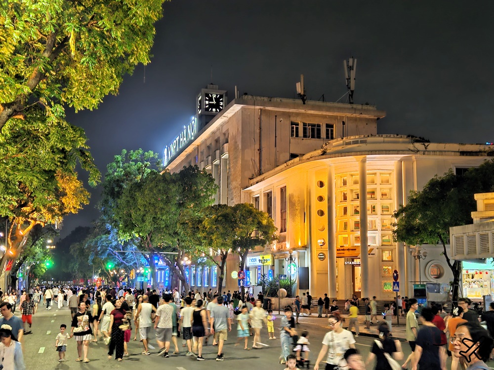2026越南旅遊 河內景點 河內郵局星巴克 玻璃花窗很美 Starbucks Bưu Điện Hà Nội