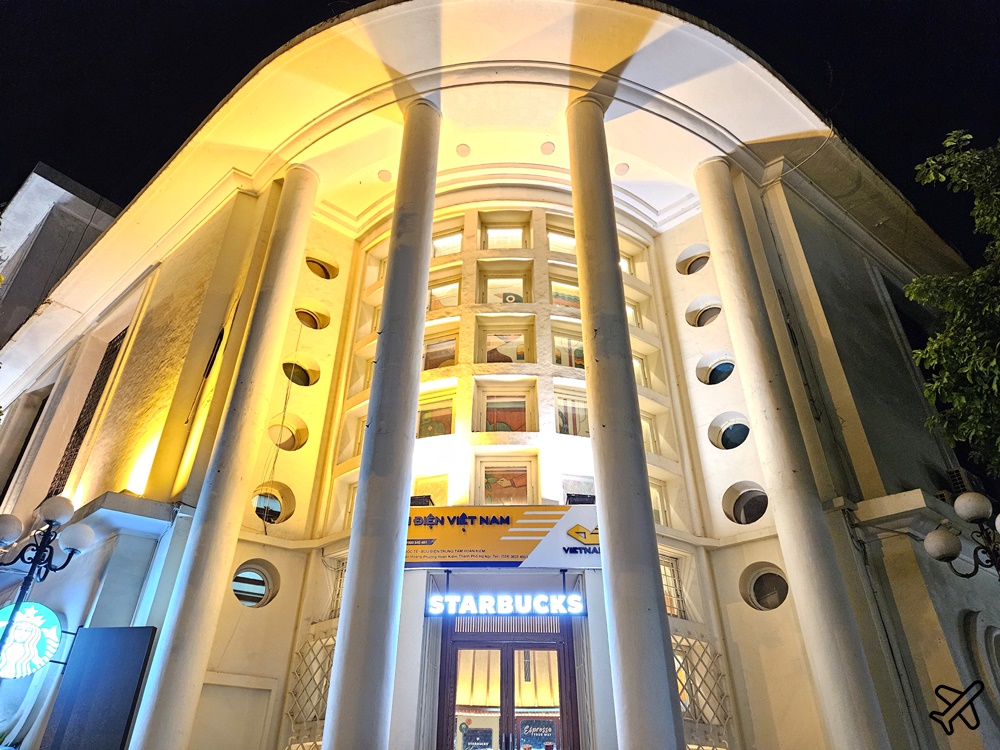 2026越南旅遊 河內景點 河內郵局星巴克 玻璃花窗很美 Starbucks Bưu Điện Hà Nội
