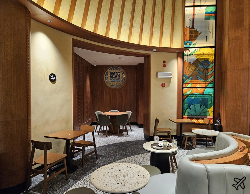 2026越南旅遊 河內景點 河內郵局星巴克 玻璃花窗很美 Starbucks Bưu Điện Hà Nội