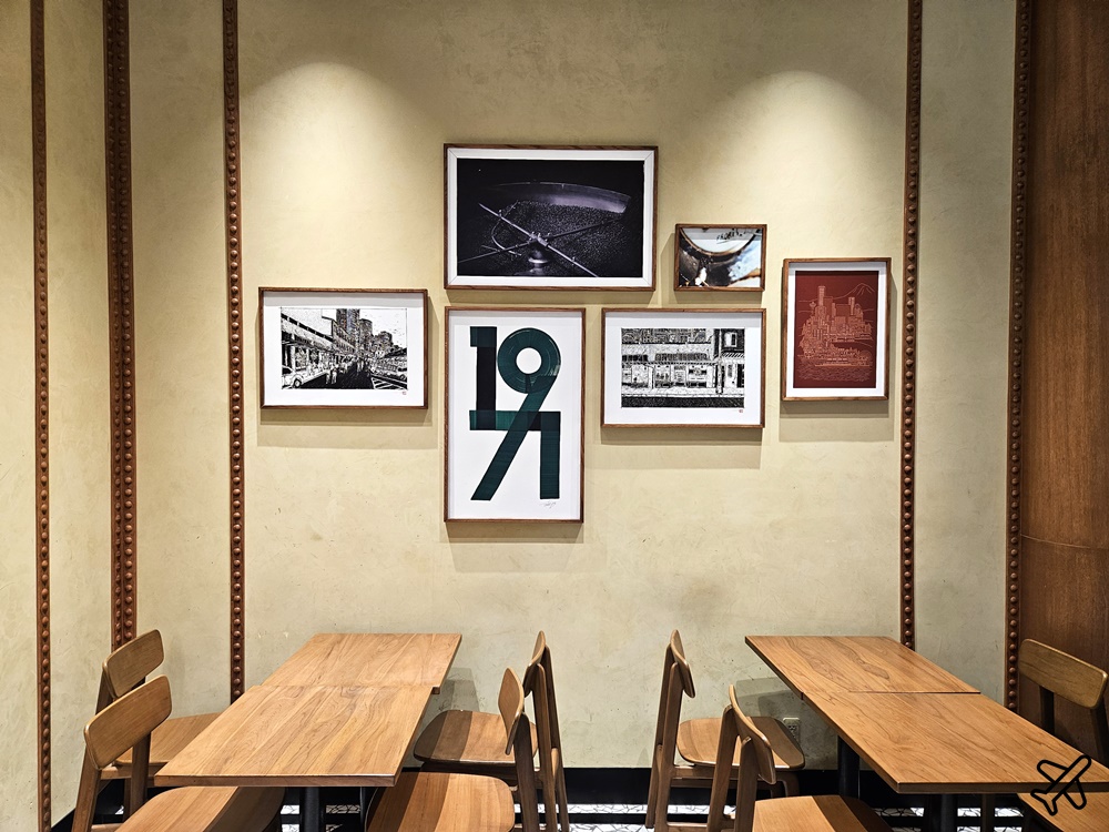 2026越南旅遊 河內景點 河內郵局星巴克 玻璃花窗很美 Starbucks Bưu Điện Hà Nội