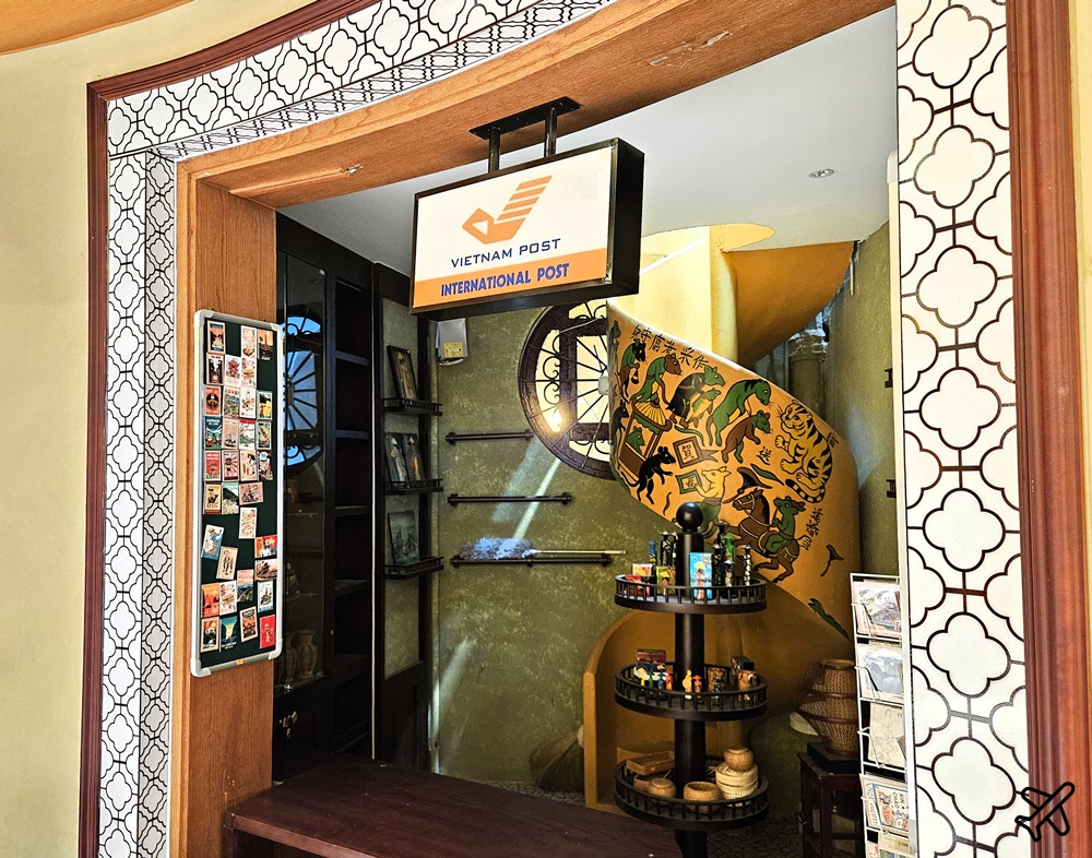 2026越南旅遊 河內景點 河內郵局星巴克 玻璃花窗很美 Starbucks Bưu Điện Hà Nội