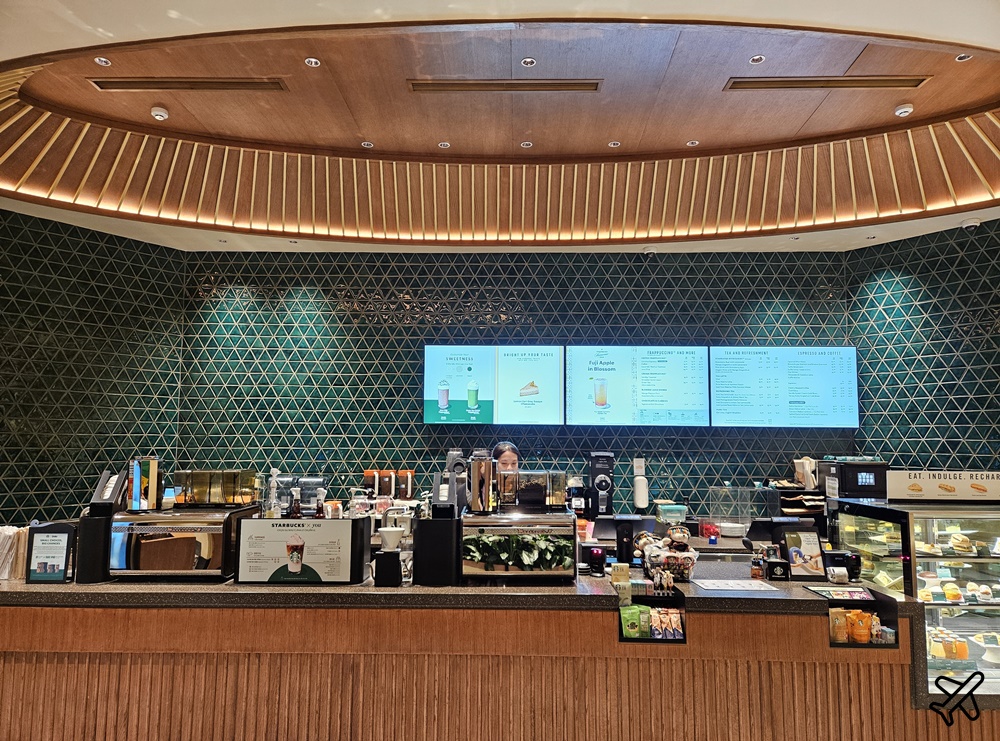 2026越南旅遊 河內景點 河內郵局星巴克 玻璃花窗很美 Starbucks Bưu Điện Hà Nội