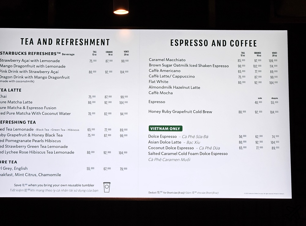 2026越南旅遊 河內景點 河內郵局星巴克 玻璃花窗很美 Starbucks Bưu Điện Hà Nội