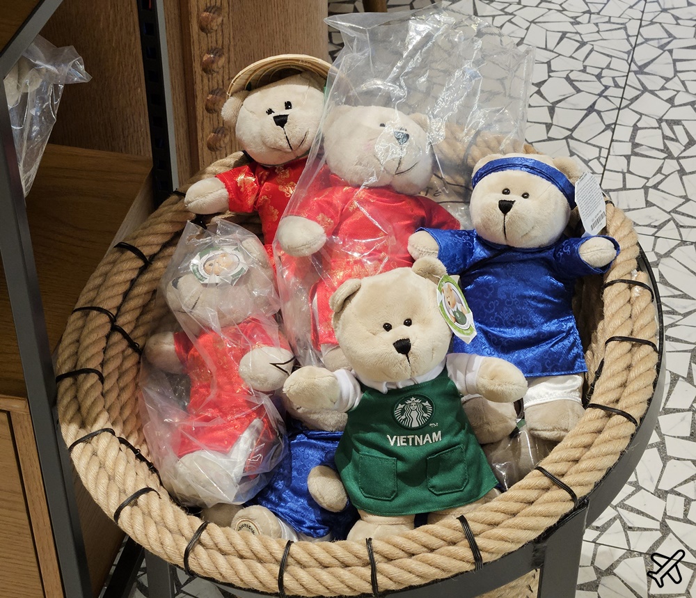 2026越南旅遊 河內景點 河內郵局星巴克 玻璃花窗很美 Starbucks Bưu Điện Hà Nội