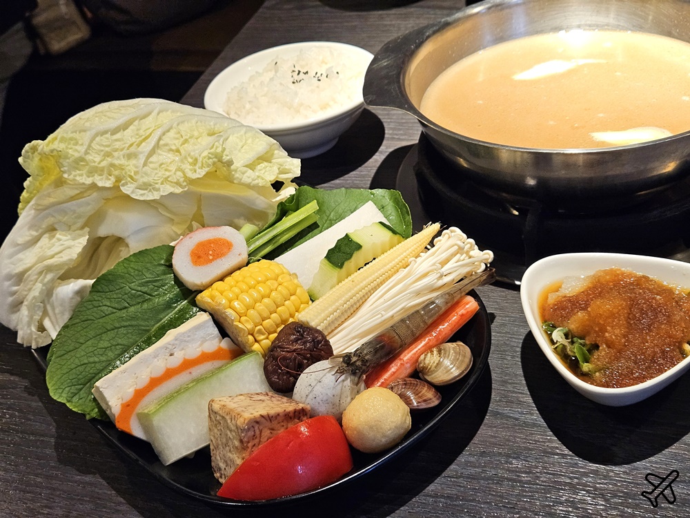 台中美食 輕井澤鍋物新崇德店 菜單 魷魚蒜香豚骨鍋好喝 也有素食鍋