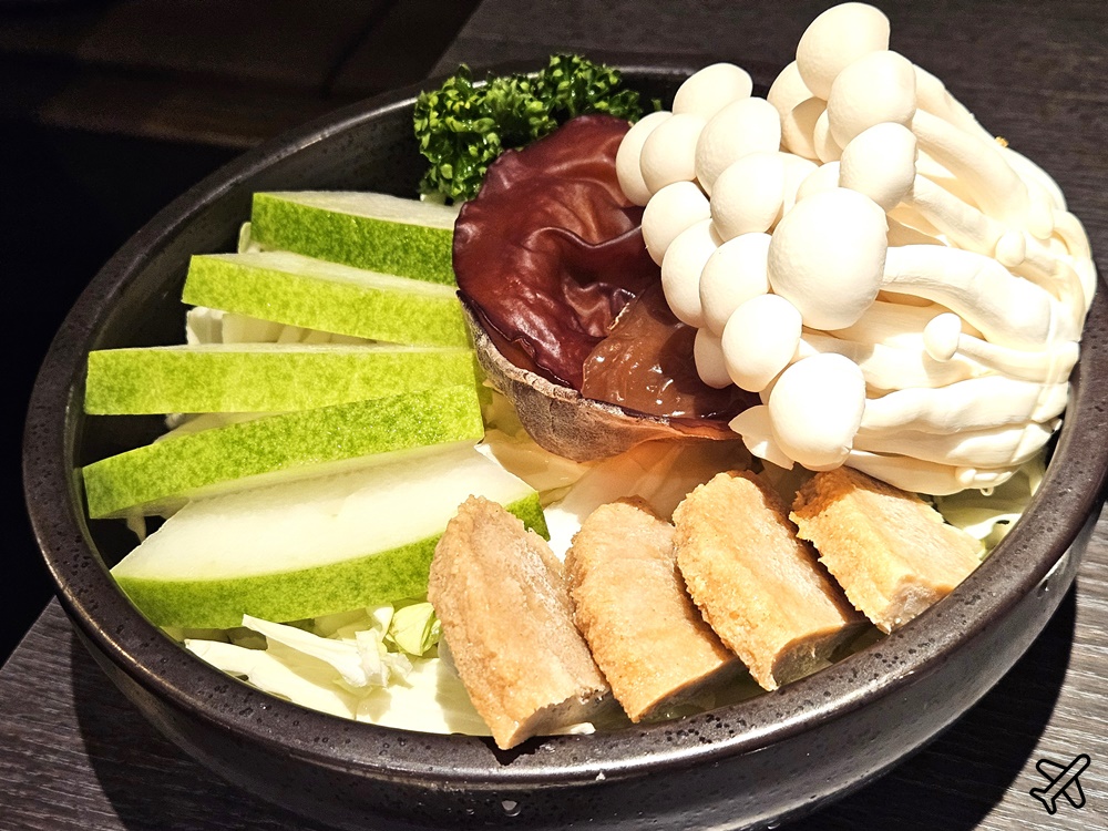 台中美食 輕井澤鍋物新崇德店 菜單 魷魚蒜香豚骨鍋好喝 也有素食鍋