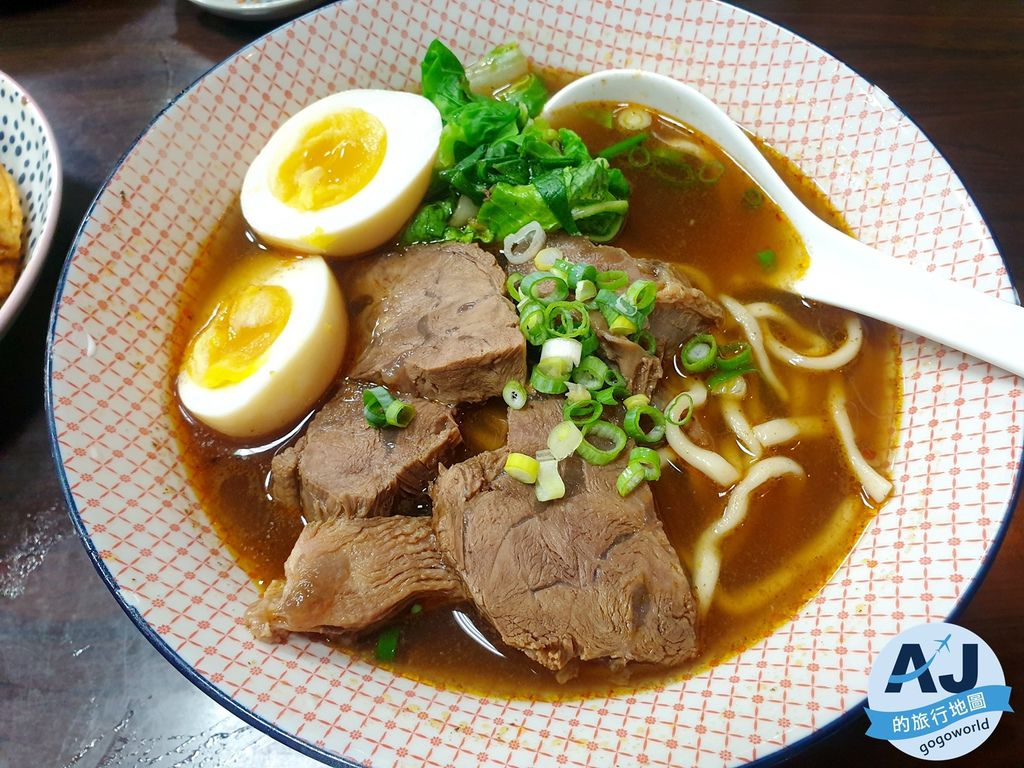 已歇業（新莊體育館美食）吠柴手作餃子 牛肉麵湯醇味美 牛肉大塊且量多 沾黃芥末的炸水餃滋味特別 @AJ的旅行地圖