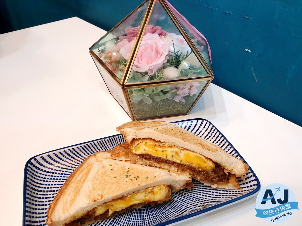 已歇業 三重美食 KAZI TOAST鐵板吐司 真材實料的脆皮蛋餅 扎實內餡的熱壓吐司 令女孩喜歡的室內佈置 提供完整菜單 @AJ的旅行地圖