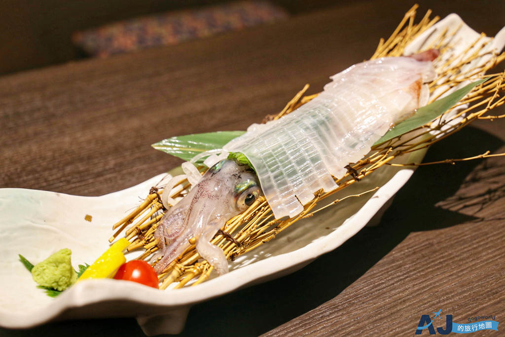 已歇業 福岡美食 海鮮酒場 博多ざかぐら 居酒屋推薦 現殺魷魚生魚片、牛內臟鍋、鮭魚卵海膽軍艦壽司 有中文菜單喔 @AJ的旅行地圖