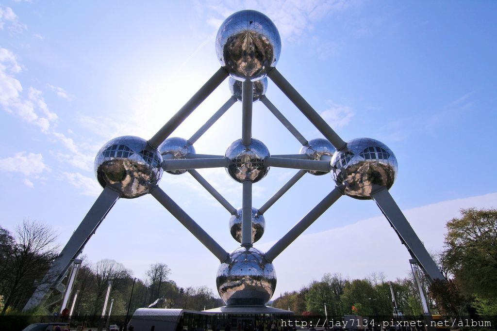 比利時旅遊 布魯塞爾景點 原子塔 Atomium 1958年布魯塞爾世界博覽會的超現實建築 @AJ的旅行地圖