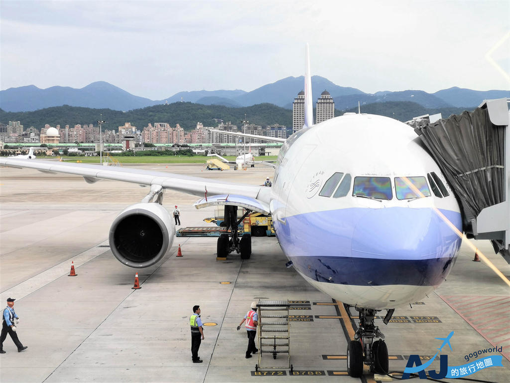 中華航空台北松山TSA-東京羽田HND A330經濟艙飛機餐開箱CI220/CI221