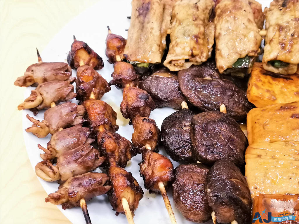桃園美食 無名烤肉攤 桃園的深夜美食 炭烤雞屁股、香菇、蔥肉串、豆干好吃 @AJ的旅行地圖