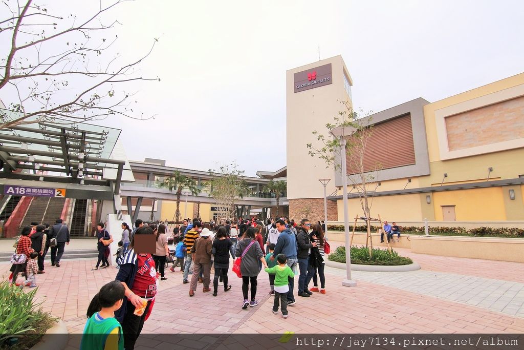 華泰名品城 GLORIA OUTLETS 地址、交通、營業時間、品牌、價格折扣、餐廳分享 高鐵桃園站新景點 @AJ的旅行地圖