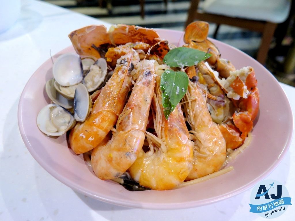已歇業 台北美食 All in one kitchen ［aio&我樂］超豪華海鮮義大利麵 店內販售大量玩具 視覺味覺雙享受 近捷運忠孝敦化站 @AJ的旅行地圖