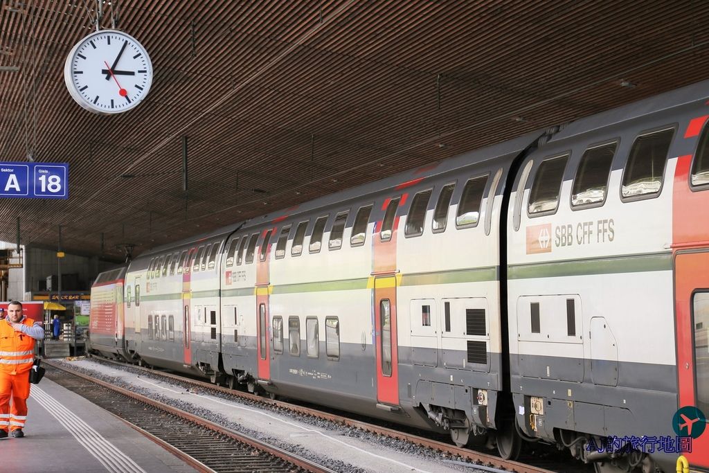 瑞士旅遊 蘇黎世車站遇見瑞士國鐵鐘 瑞士國家鐵路局指定計時器 VS 瑞士國鐵錶 MONDAINE 永遠為你精準對時 @AJ的旅行地圖
