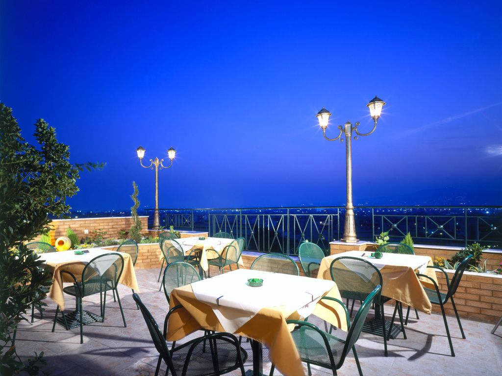 Roofgardensunset.jpg Roofgardensunset.jpg