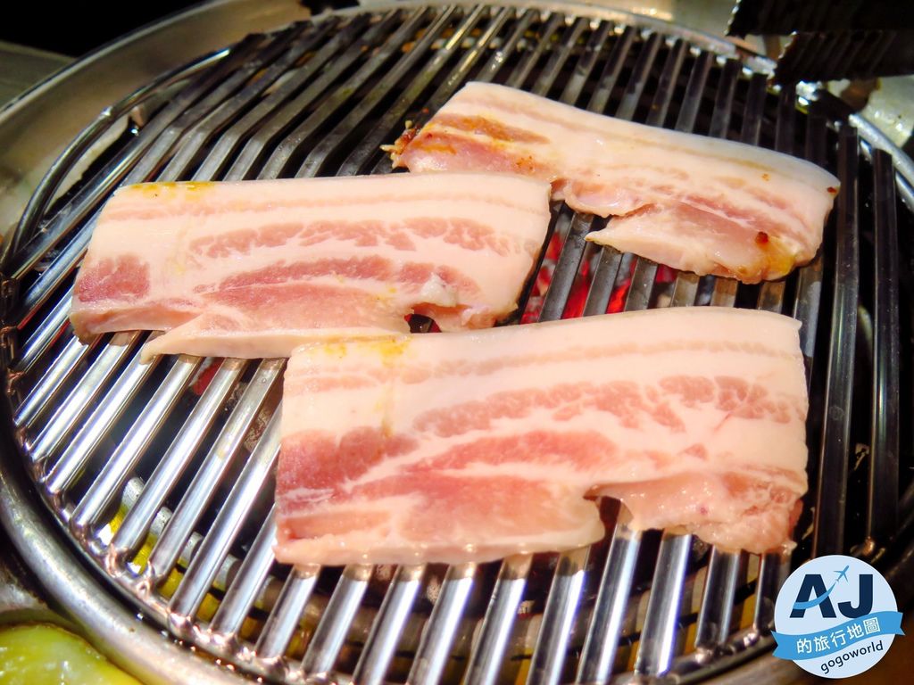 已歇業 西門町美食 肉倉 韓國烤肉吃到飽 豬、牛、羊、海鮮類齊全 另有小菜與熟食區 不怕你吃 只怕你胃太小 近峨嵋停車場 @AJ的旅行地圖
