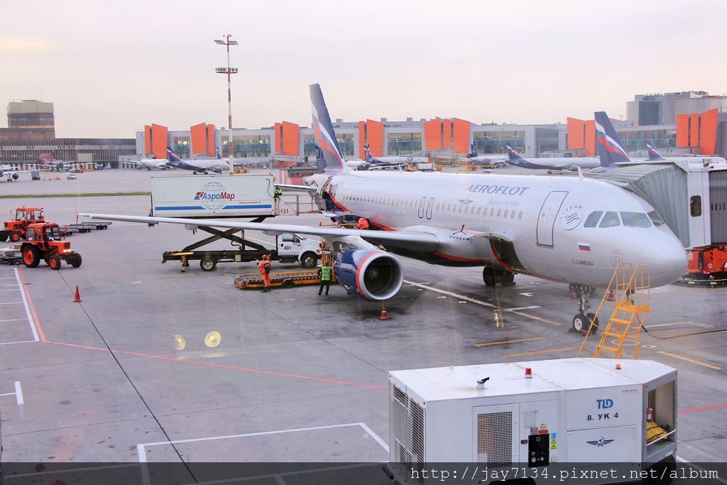 俄羅斯航空 莫斯科謝列梅捷沃SVO-巴黎戴高樂CDG 經濟艙飛機餐 戴高樂機場第2航廈過夜 @AJ的旅行地圖