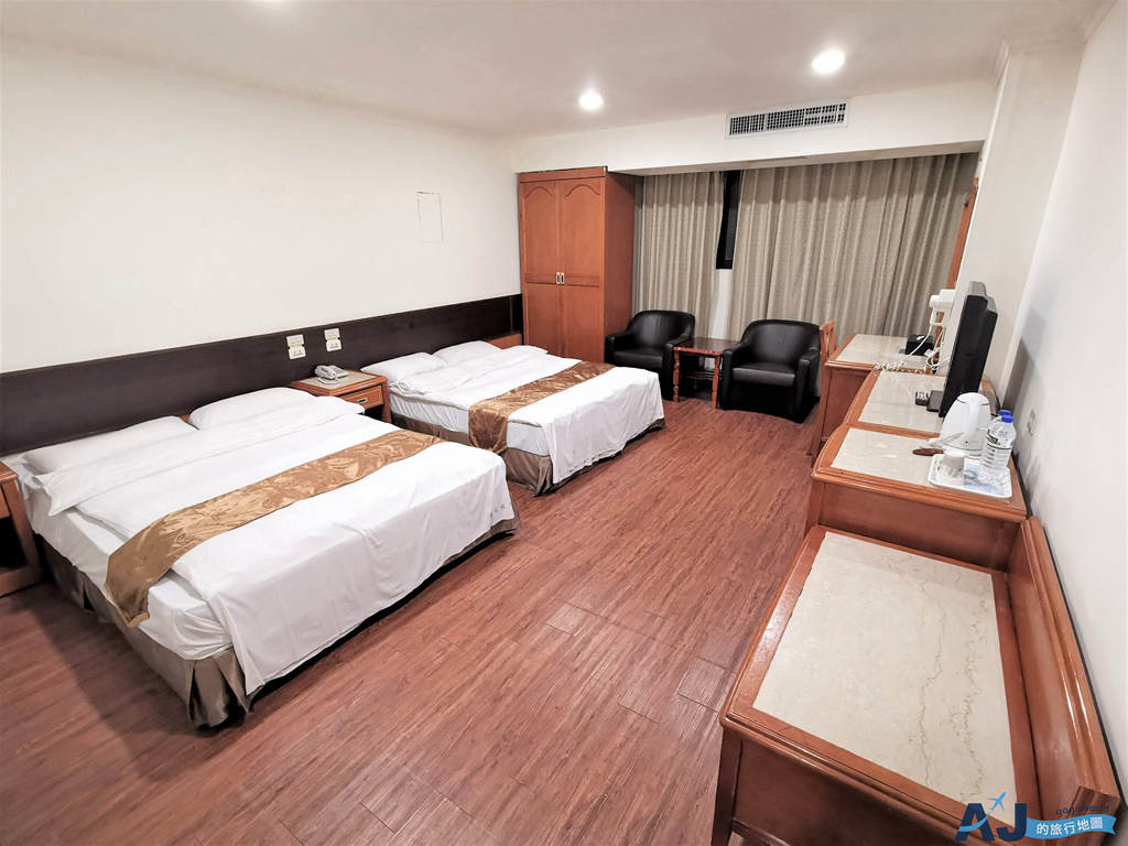 2026台中住宿 友愛富豪國際大飯店 便宜台中飯店 無窗雙人房、停車場 @AJ的旅行地圖