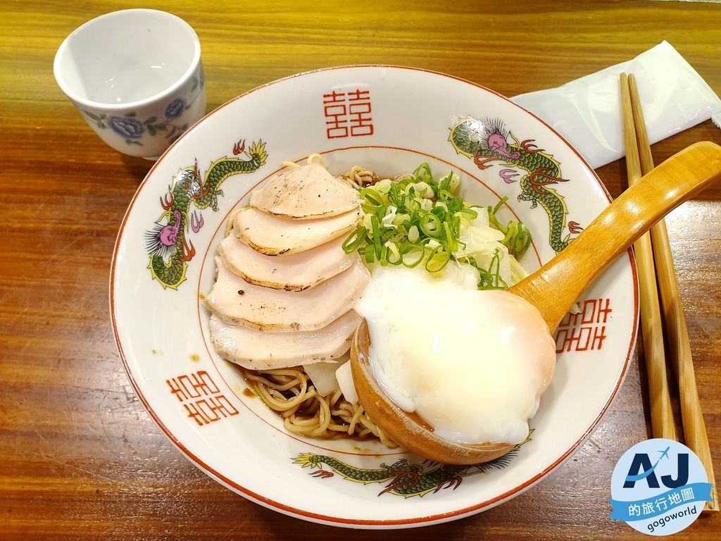 已歇業 萬華車站美食 濟善老麵 每日限定十碗的烏骨雞湯麵 吃完精氣神十足 老雞拌麵也值得品嘗喔 提供完整菜單 @AJ的旅行地圖