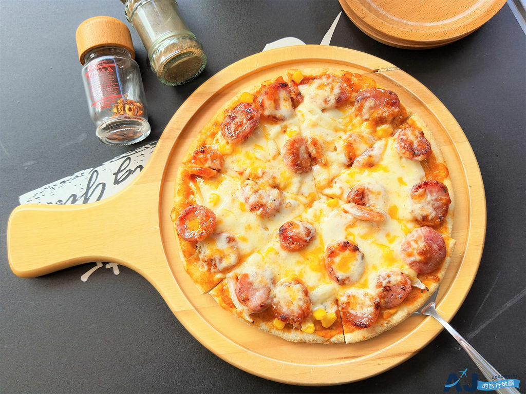 烏來美食 方格斯手工木耳Pizza 石板山豬肉、馬告香腸口味很特別 烏來一日遊 @AJ的旅行地圖