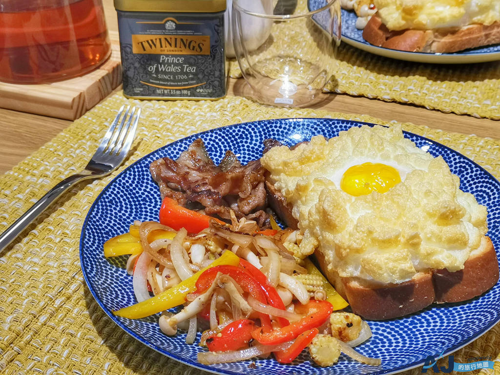 簡單食譜 雲朵蛋吐司 在家做咖啡廳質感的早午餐 搭配燒肉、德式香腸、炒菇菇蔬菜 @AJ的旅行地圖