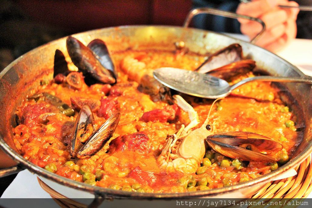 西班牙巴塞隆納美食 LA FONDA 便宜大碗海鮮燉飯、墨魚飯 西班牙旅遊推薦 @AJ的旅行地圖