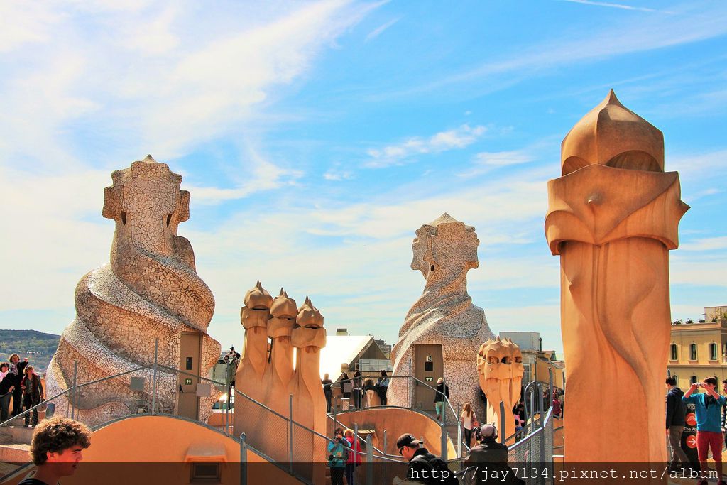 西班牙巴塞隆納景點 米拉之家 Casa Mila 有趣的奇幻屋頂 高第建築 西班牙旅遊推薦 @AJ的旅行地圖