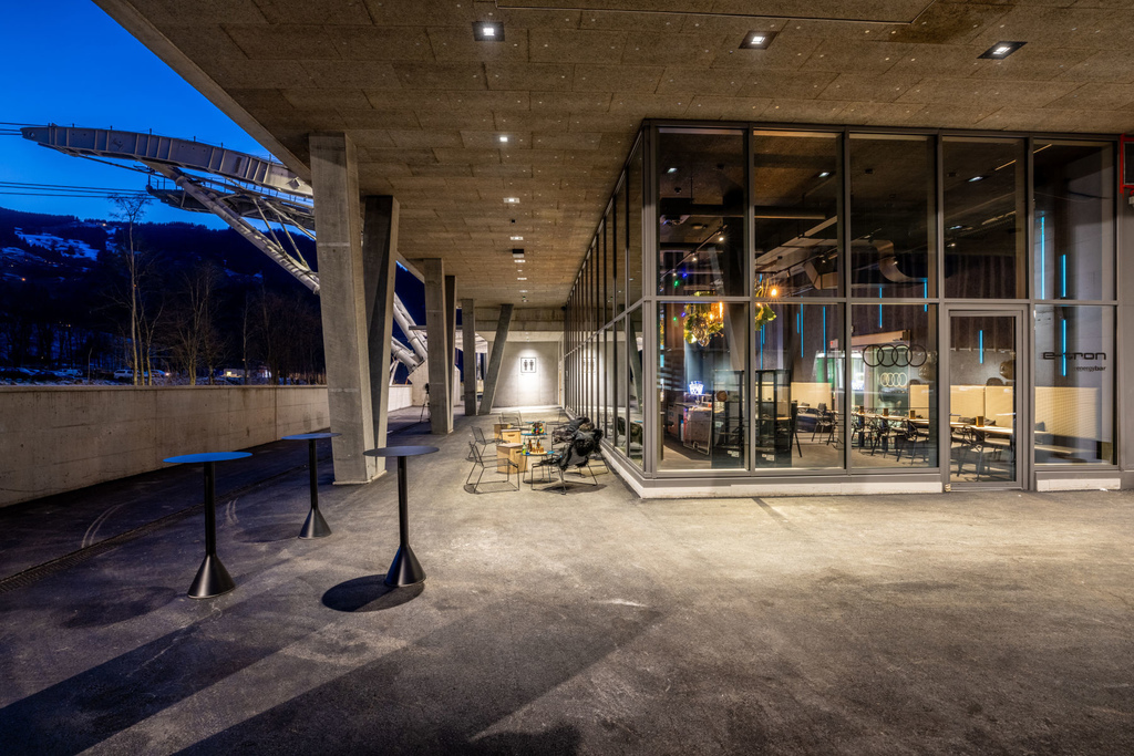 20 Grindelwald-Terminal-e-tron-energybar-Aussenaufnahme-Abend.jpg 20 Grindelwald-Terminal-e-tron-energybar-Aussenaufnahme-Abend.jpg